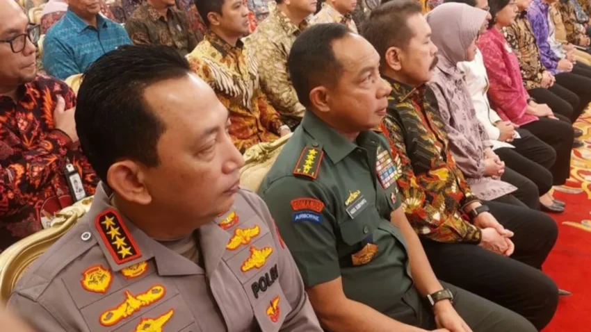 Kapolri dan Jaksa Agung Bersalaman di Tengah Isu Penguntitan Jampidsus oleh Densus 88